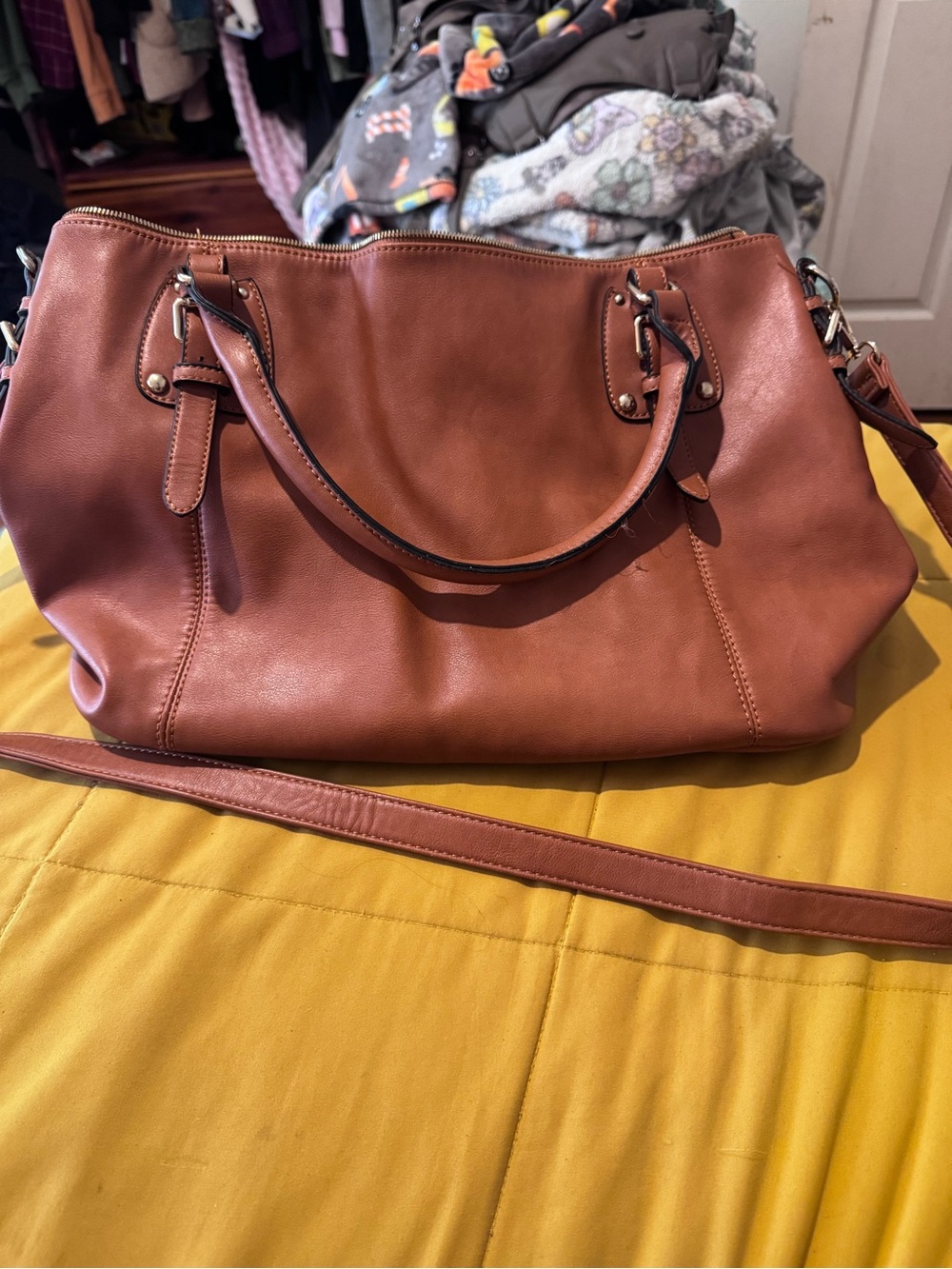 Women's Leather Shoulder Bag in Warm Chestnut